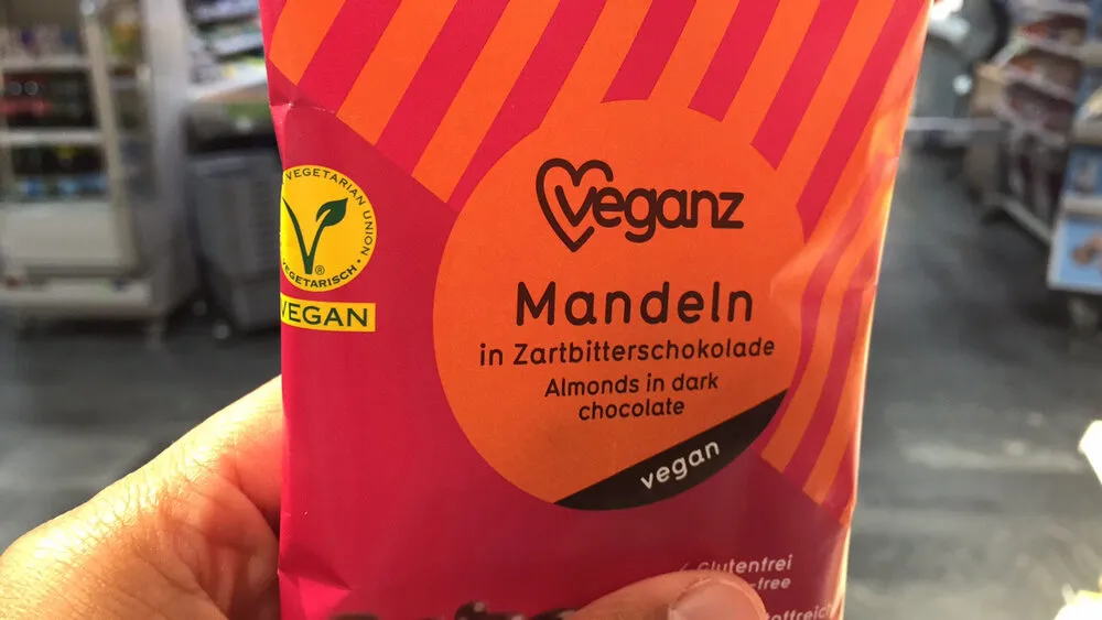 Almonds in dark chocolate : vegan