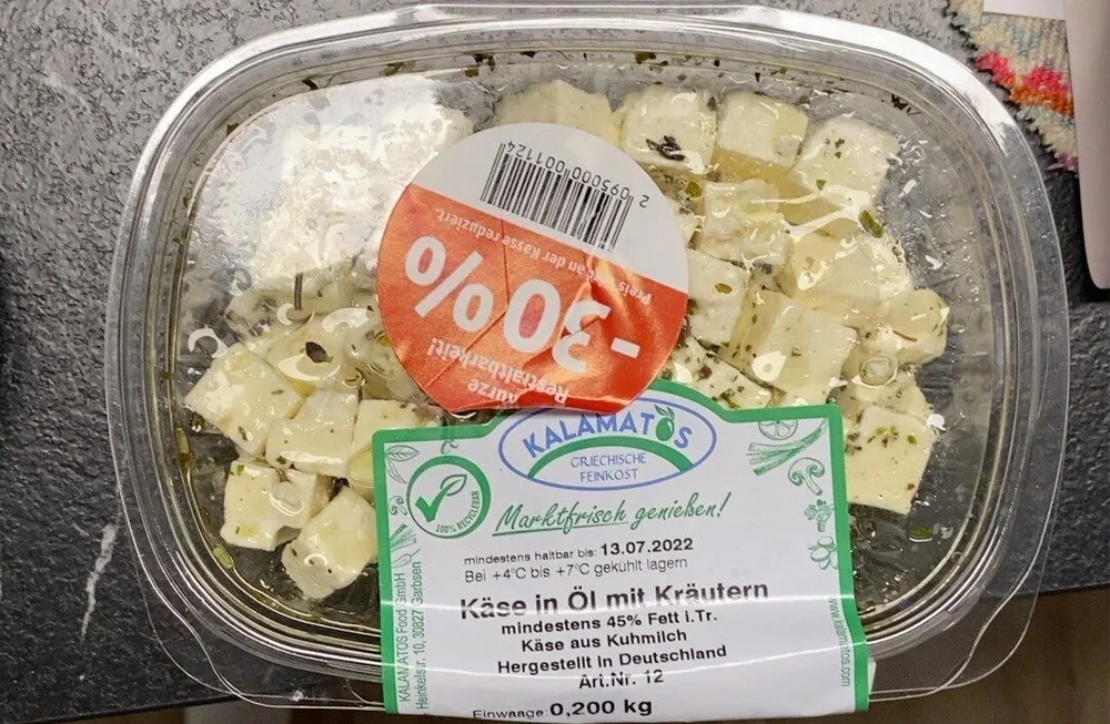 Käse in Öl mit Kräutern