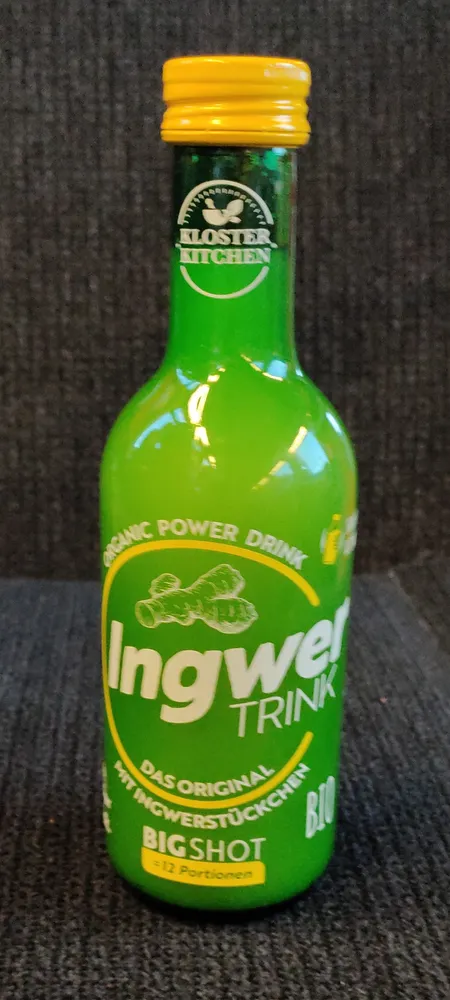 Bio-Ingwergetränk mit Ingwerstückchen