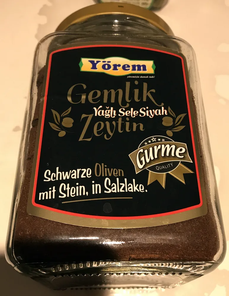 Schwarze Oliven mit Stein, ein Salzlake