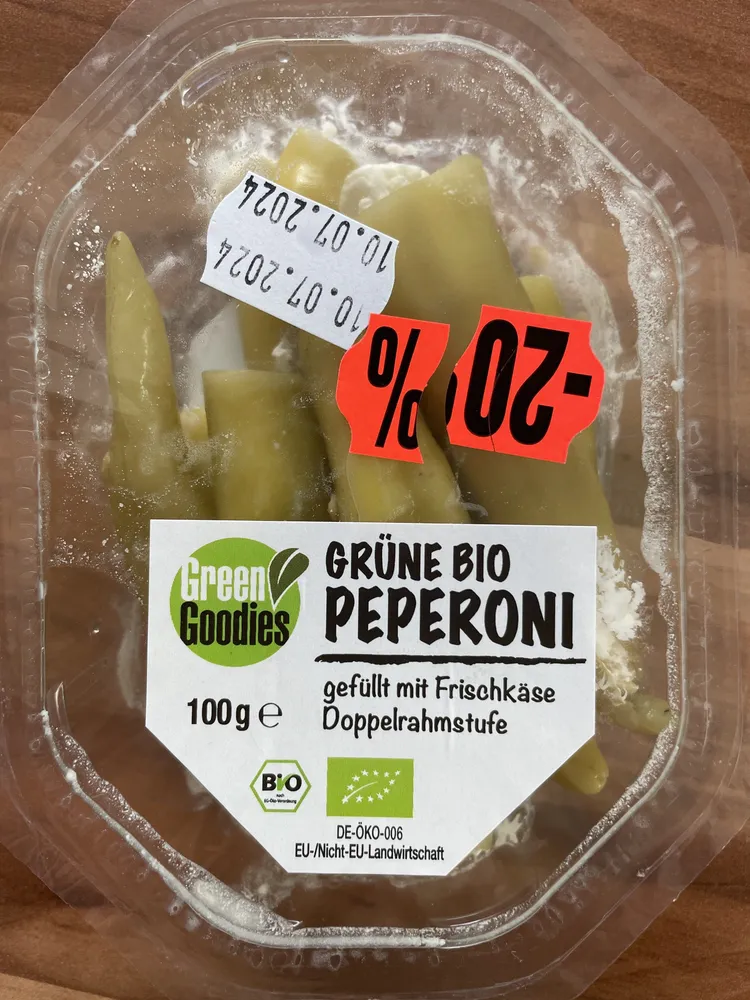 Grüne Peperoni gefüllt mit Frischkäse