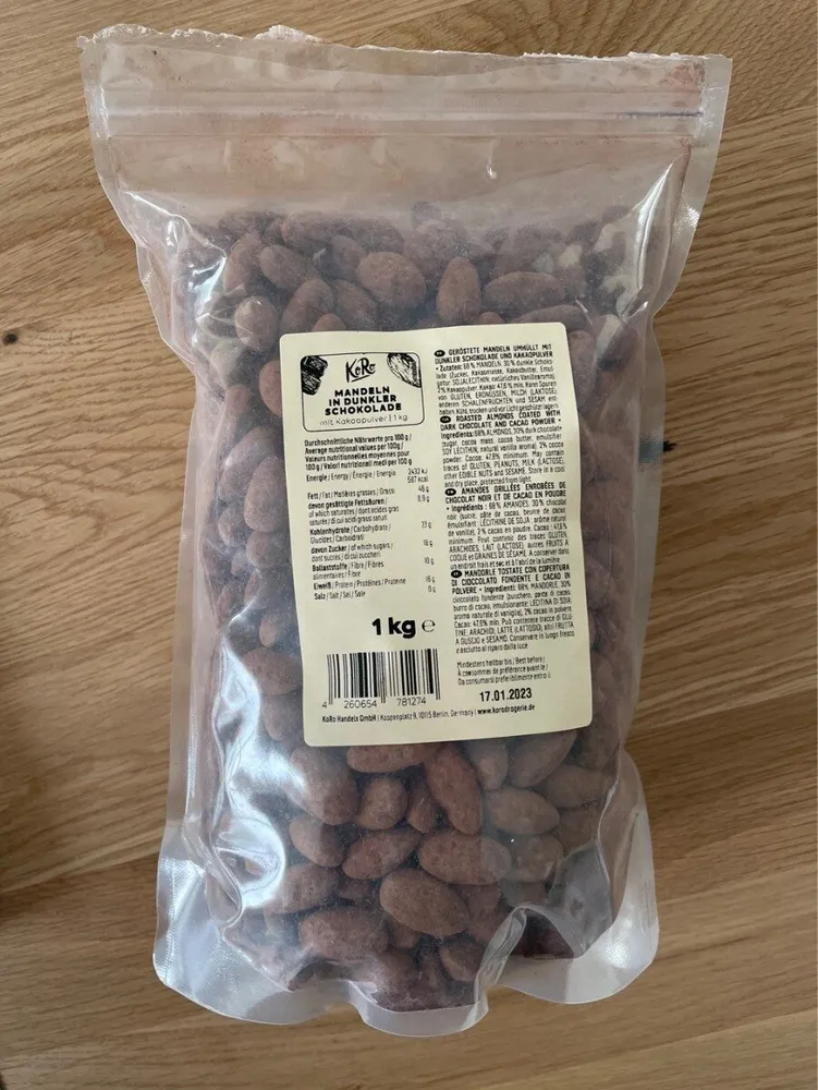 Amandes grillées enrobées de chocolat noir et de cacao
