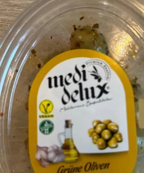 Grüne Oliven mit Knoblauch