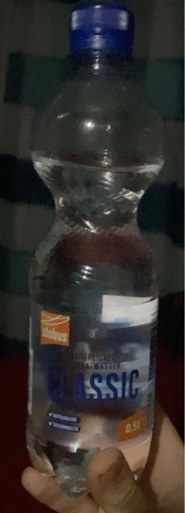 Natürliches Mineralwasser mit Kohlensäure