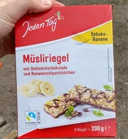 Müsliriegel mit vollmilchschokolade und Bananenchipsstückchen