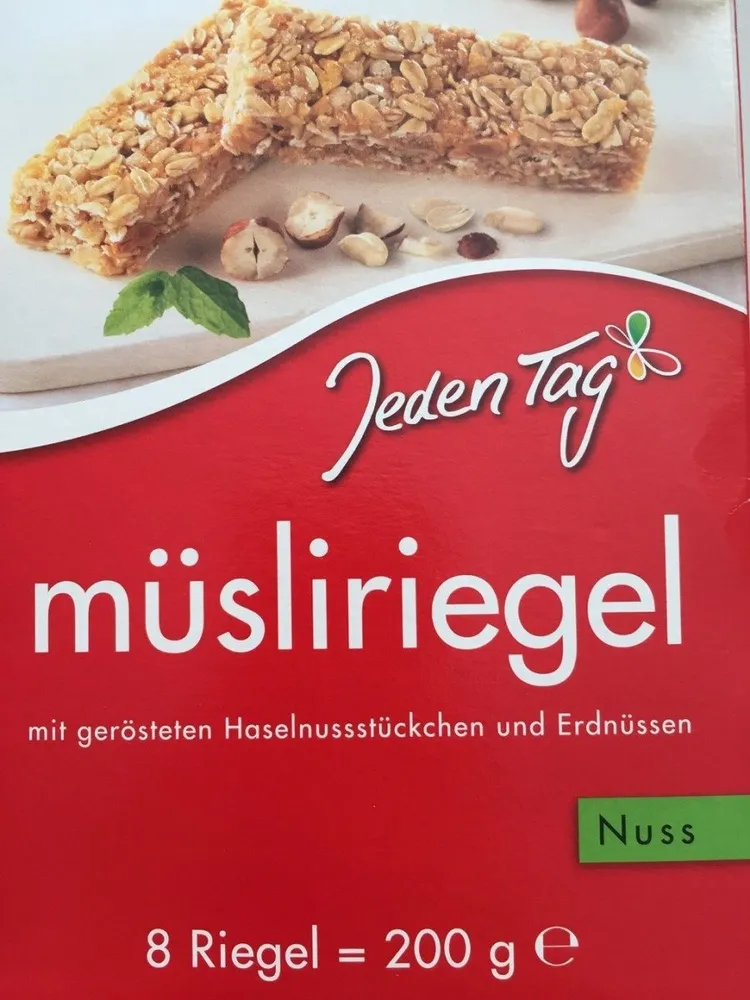 Jeden Tag Müsliriegel Nuss 4306188047254 Müsliriegel mit gerösteten Haselnusskernstückchen und Erdnusskernen