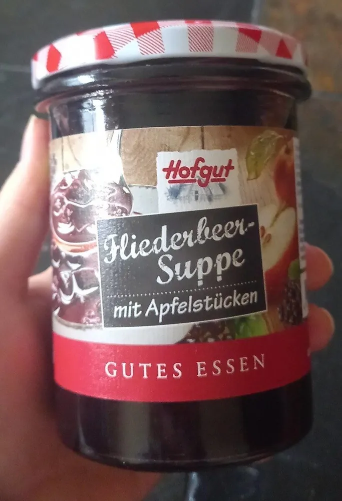 Fliederbeersuppe mit Apfelstücken