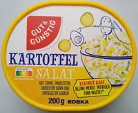 Kartoffel Salat mit Sahne, eingelegten, gekochten Eiern und eingelegten Gurken
