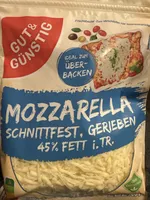 Mozzarella gerieben
