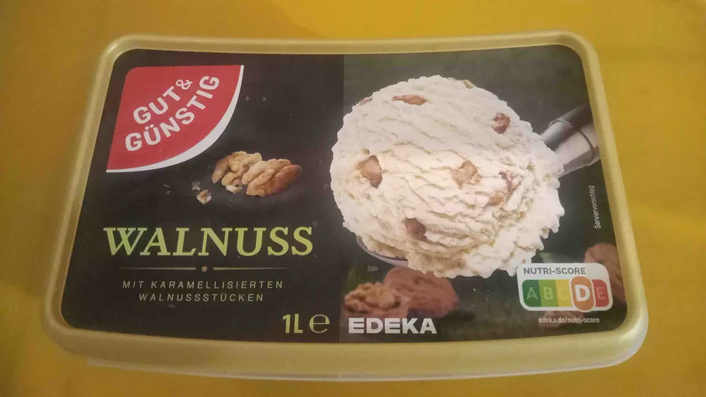 Walnusseis mit karamellisierten Walnussstückchen