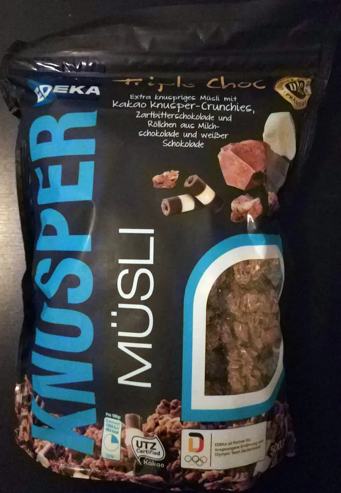 Triple Choc Extra knuspriges Müsli mit Kakao Knusper-Crunchies, Zartbitterschokolade und Röllchen aus Milchschokolade und weißer Schokolade
