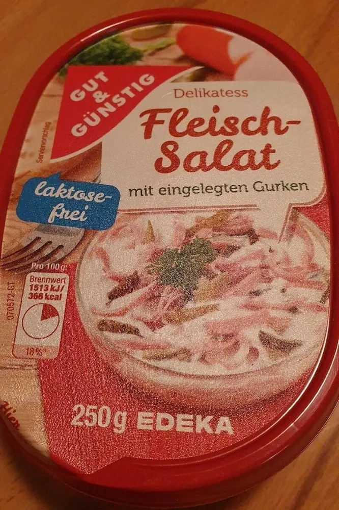 Fleischsalat mit eingelegten Gurken