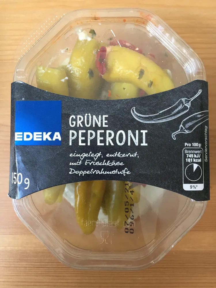 Grüne Peperoni, gefüllt mit Frischkäse