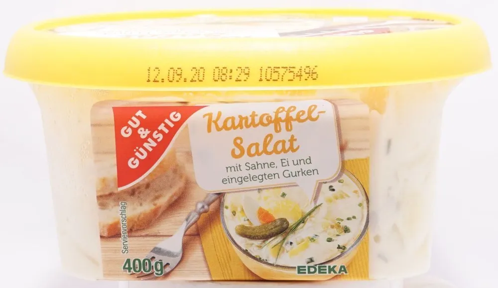 Kartoffelsalat mit Sahne, Ei und eingelegten Gurken