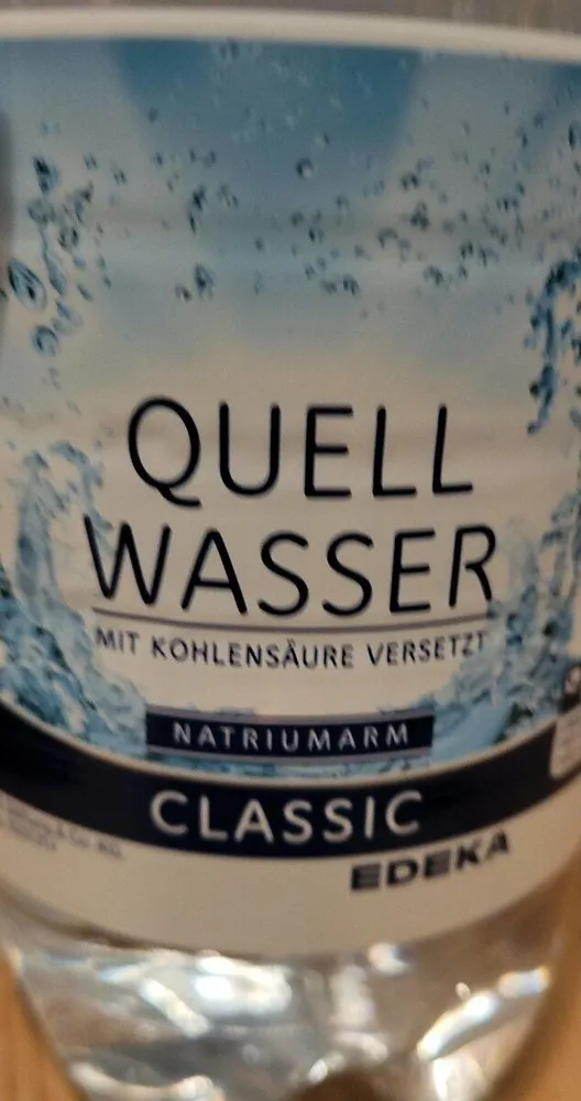 QUELLWASSER MIT KOHLENSÄURE VERSETZT CLASSIC