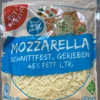 Mozzarella gerieben