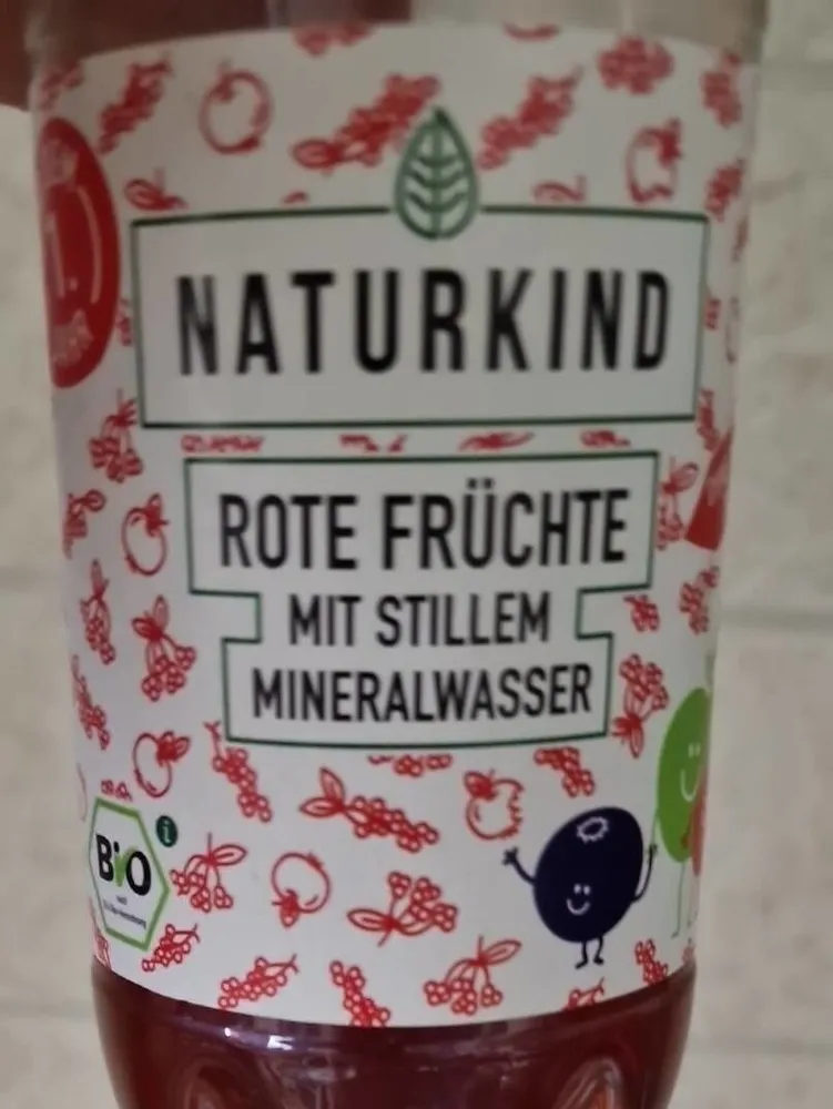 Rote Früchte mit stillen Mineralwasser