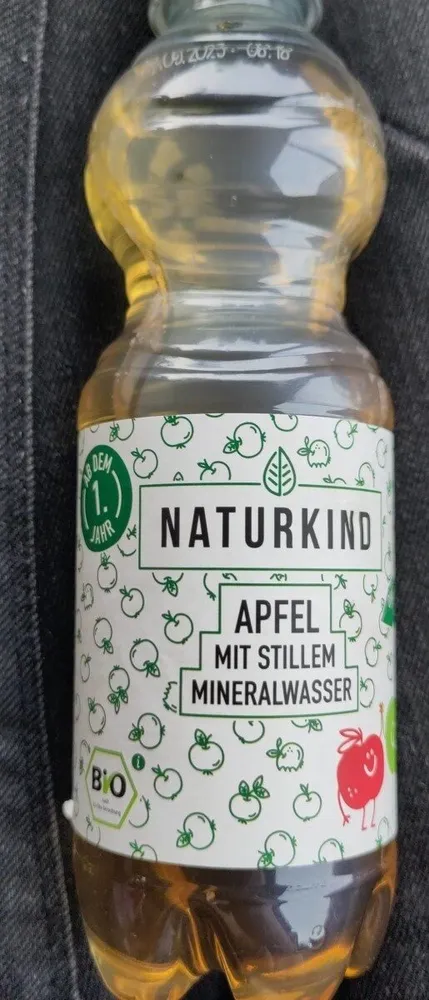Apfel mit stillem Mineralwasser