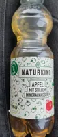 Apfel mit stillem Mineralwasser