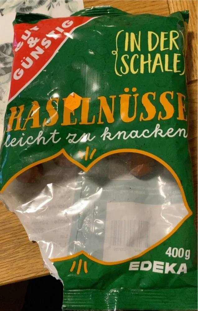 Haselnüsse in der Schale