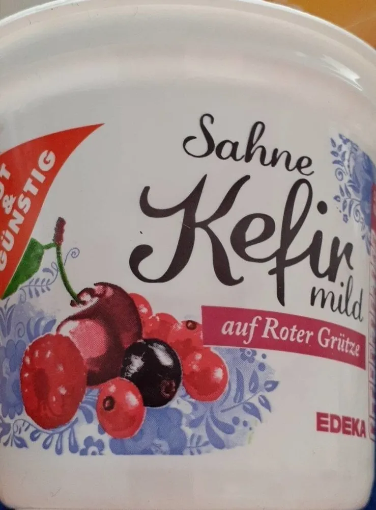 Sahne l-Kefir auf Roter Grütze
