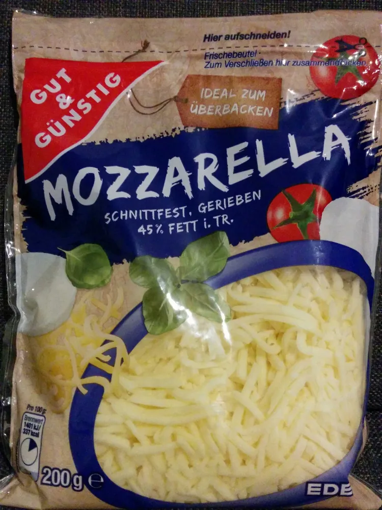 Mozzarella gerieben