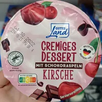 Cremiges dessert mit Schororaspeln Kirsche