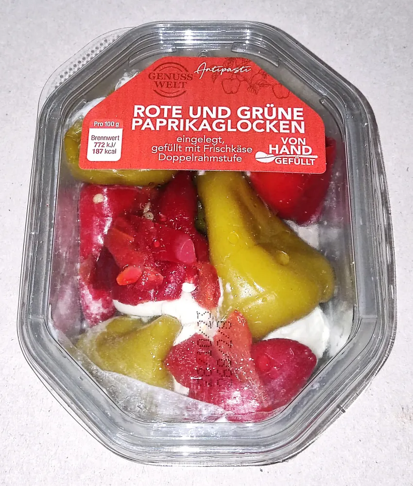 Rote und Grüne Paprikaglocken gefüllt mit Frischkäse