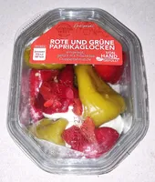 Rote und Grüne Paprikaglocken gefüllt mit Frischkäse