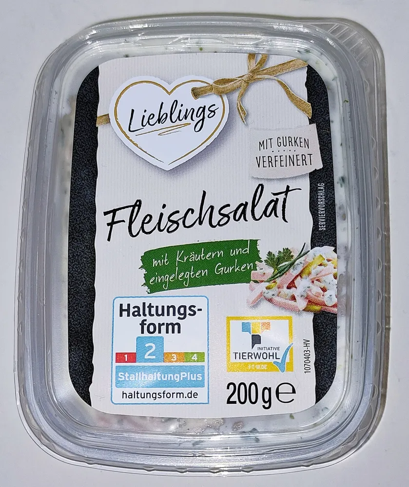Fleischsalat mit Kräutern und eingelegten Gurken