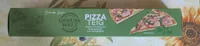 Pizzateig auf Backpapier mit Tomatensauce