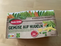 Gemüse auf Nudeln