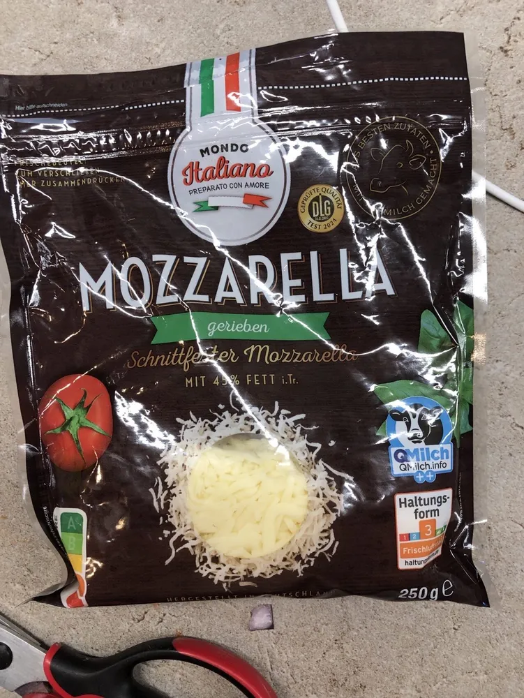 Mozzarella gerieben