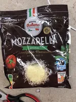 Mozzarella gerieben