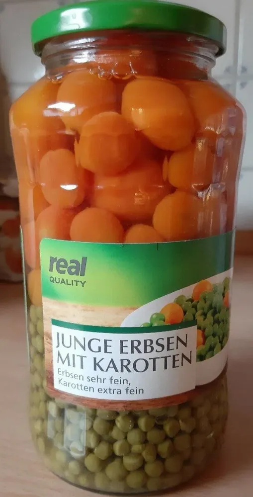 Junge Erbsen mit Karotten
