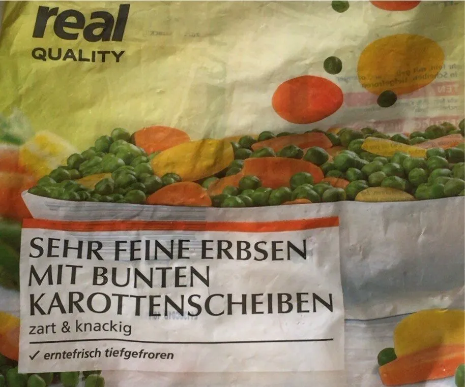 Sehr feine Erbsen mit bunten Karottenscheiben