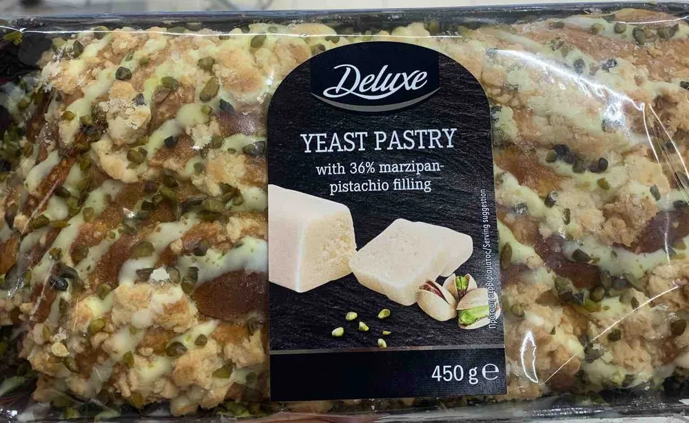 Hefegebäck mit 36% Marzipan-Pistazienfülling