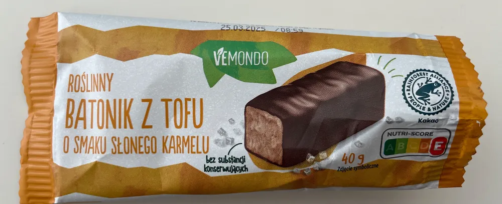 Roślinny batonik z tofu o smaku słonego karmelu