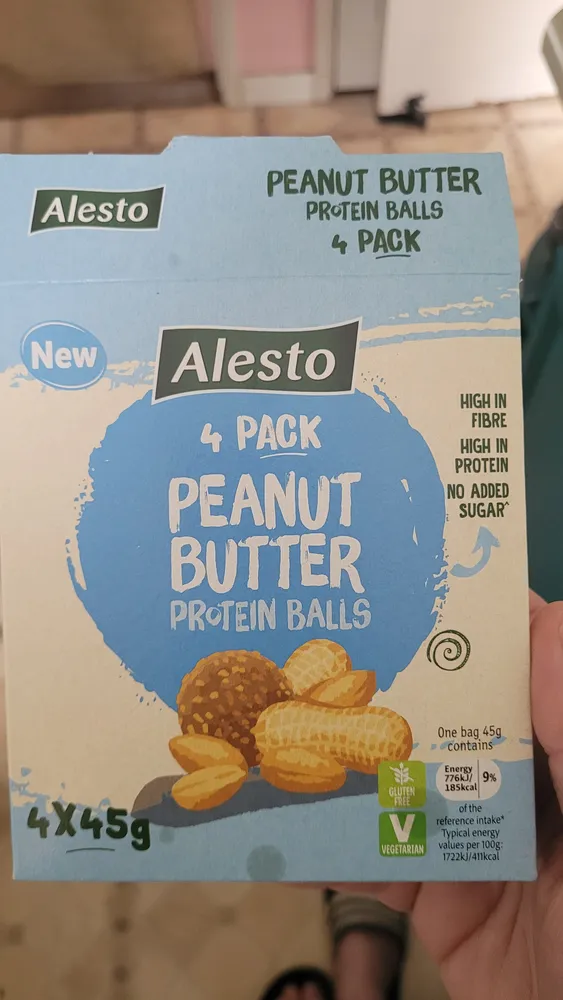 PEANUT BUTTER PROTEIN BALLS