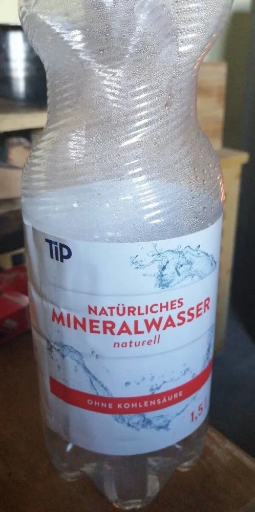 Natürliches Mineralwasser naturell