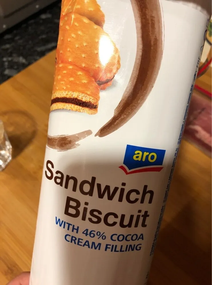 Sandwich Biscuit with 46% Cocoa Cream Filling