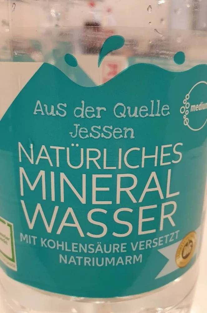 Natürliches Mineralwasser