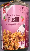 Eine Portion Fusilli in Bolognese-Sauce