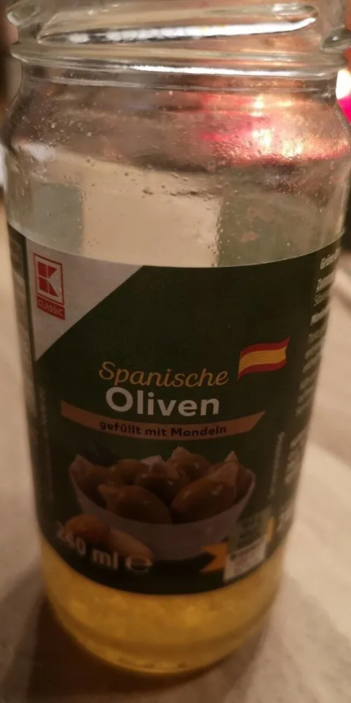 Grüne Oliven mit Mandeln