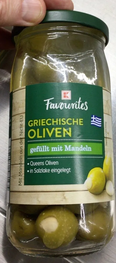 grüne Oliven gefüllt mit Mandeln