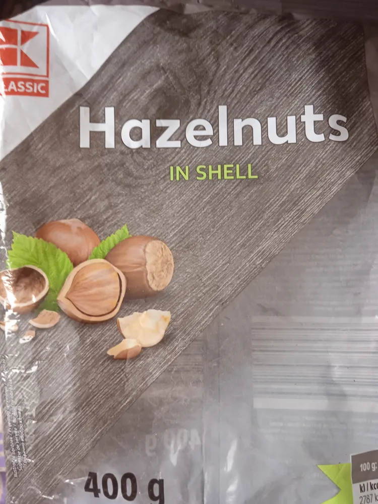 Haselnüsse in der Schale
