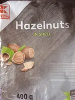 Haselnüsse in der Schale