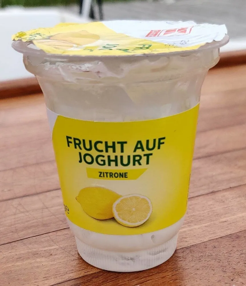 Frucht auf Joghurt Zitrone