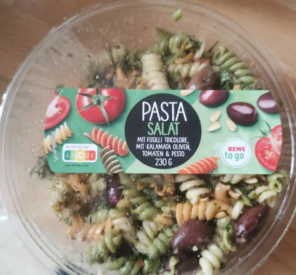Pasta Salat Nudelsalat mit Oliven,Tomaten, Basilikumpesto