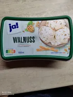 Walnuss eis mit schlagsahne